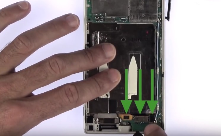 Changement d'écran (vitre+châssis+LCD) sur Xperia Z5 photo 1