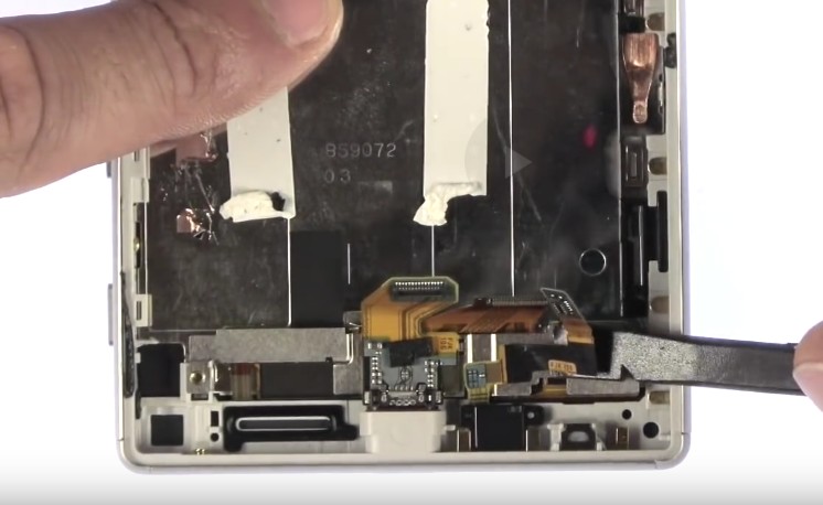 Changement d'écran (vitre+châssis+LCD) sur Xperia Z5 photo 1