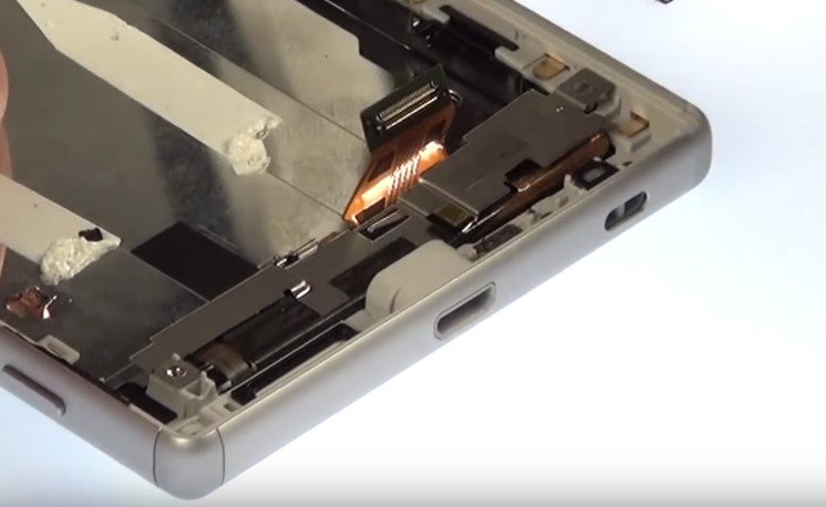 Changement d'écran (vitre+châssis+LCD) sur Xperia Z5 photo 1