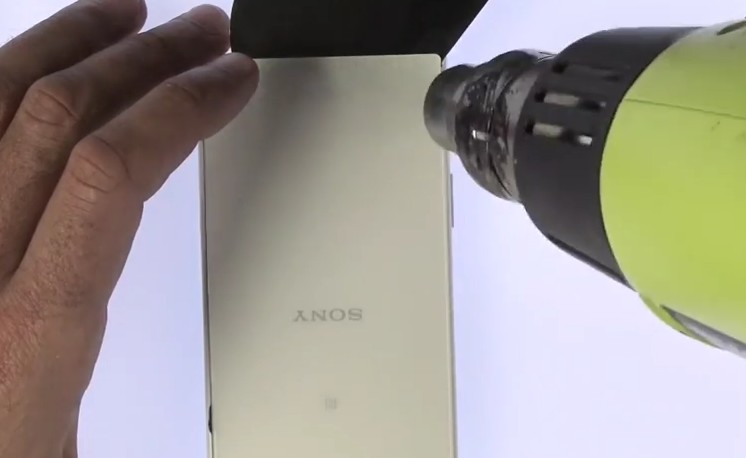 Changement d'écran (vitre+châssis+LCD) sur Xperia Z5 Compact photo 1