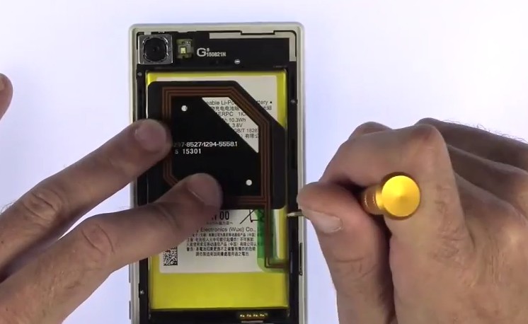 Changement d'écran (vitre+châssis+LCD) sur Xperia Z5 Compact photo 1