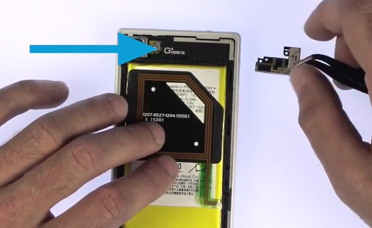 Changement d'écran (vitre+châssis+LCD) sur Xperia Z5 Compact photo 1