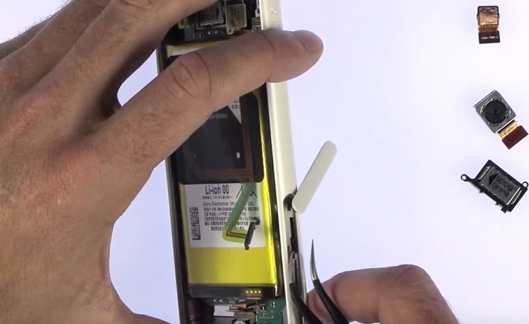 Changement d'écran (vitre+châssis+LCD) sur Xperia Z5 Compact photo 1