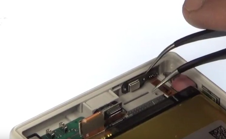 Changement d'écran (vitre+châssis+LCD) sur Xperia Z5 Compact photo 1