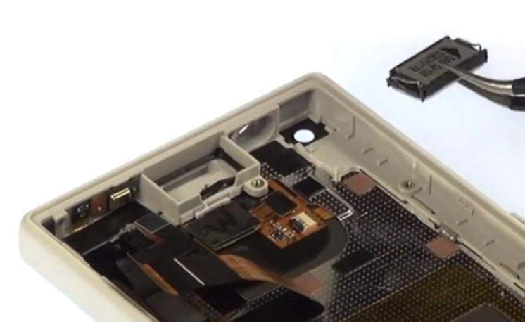 Changement d'écran (vitre+châssis+LCD) sur Xperia Z5 Compact photo 1