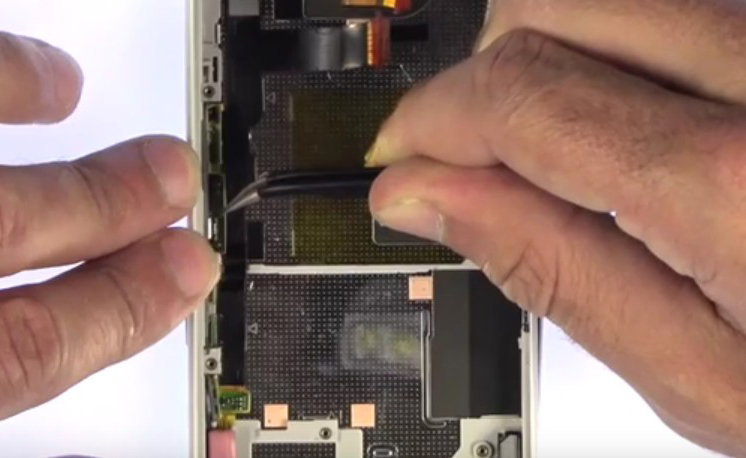 Changement d'écran (vitre+châssis+LCD) sur Xperia Z5 Compact photo 1