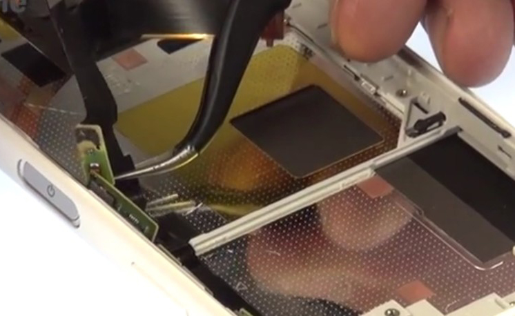 Changement d'écran (vitre+châssis+LCD) sur Xperia Z5 Compact photo 1