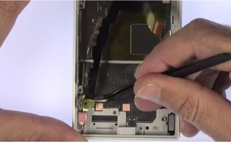 Changement d'écran (vitre+châssis+LCD) sur Xperia Z5 Compact photo 1