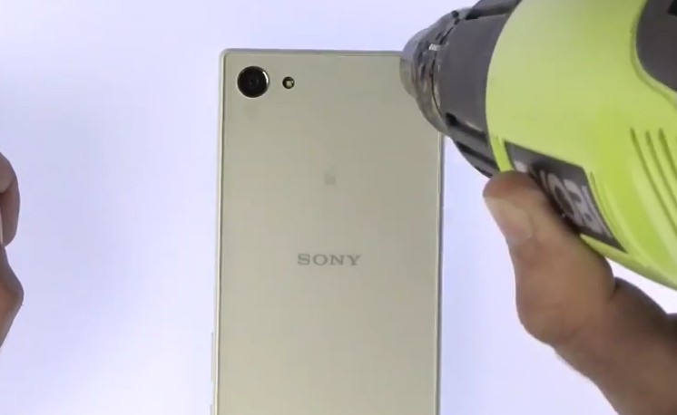 Changement de batterie sur Xperia Z5 Compact photo 1