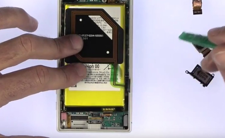 Changement de batterie sur Xperia Z5 Compact photo 1
