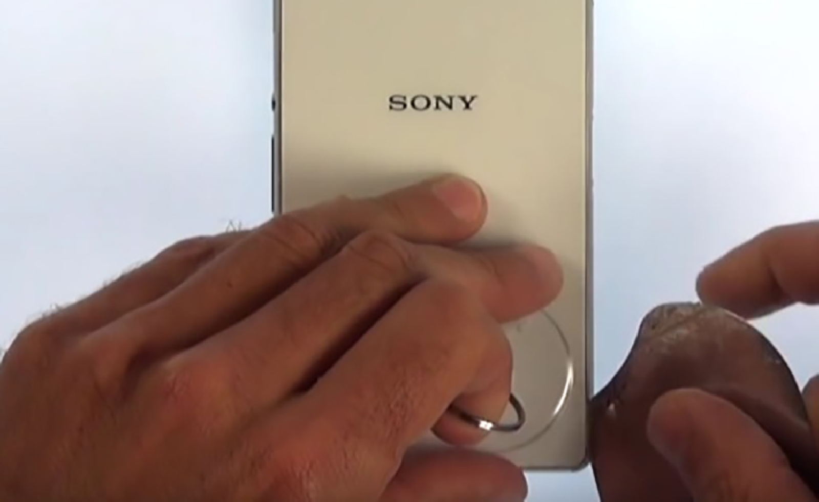 Changement de vitre arrière sur Xperia Z3 photo 1