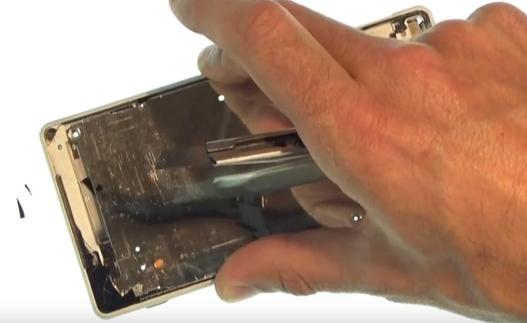 Changement d'écran (vitre+châssis+LCD) sur Xperia Z2 photo 1