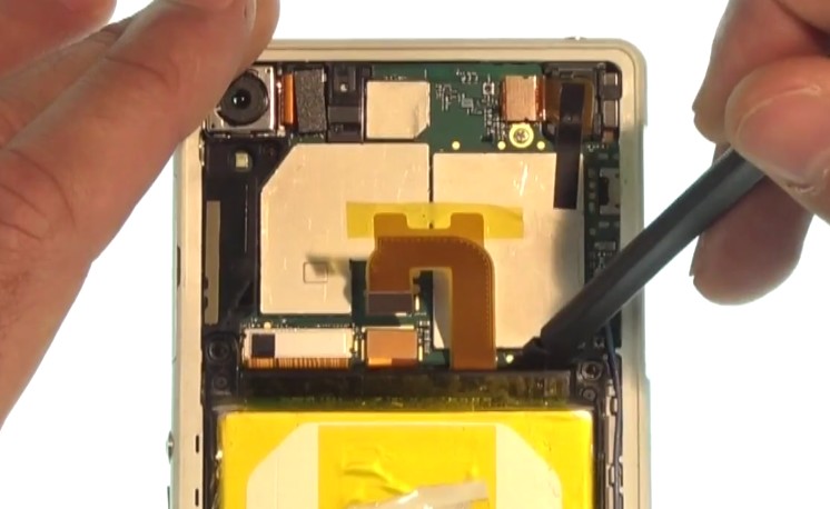 Changement d'écran (vitre+châssis+LCD) sur Xperia Z2 photo 1