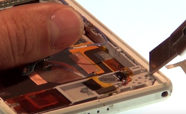 Changement d'écran (vitre+châssis+LCD) sur Xperia Z2 photo 1