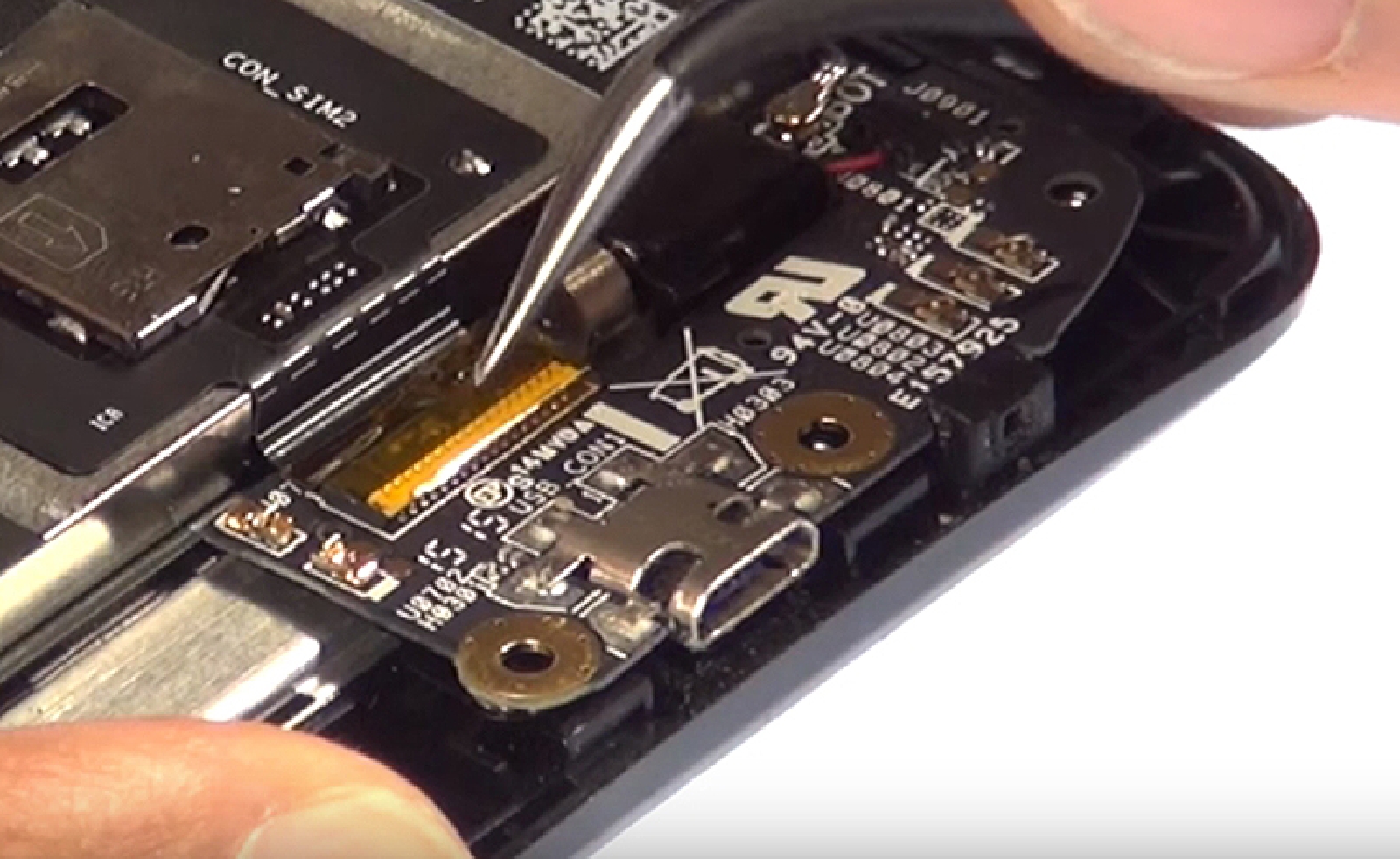 Changement d'écran (vitre+LCD) sur Zenfone 2 ZE550ML photo 1