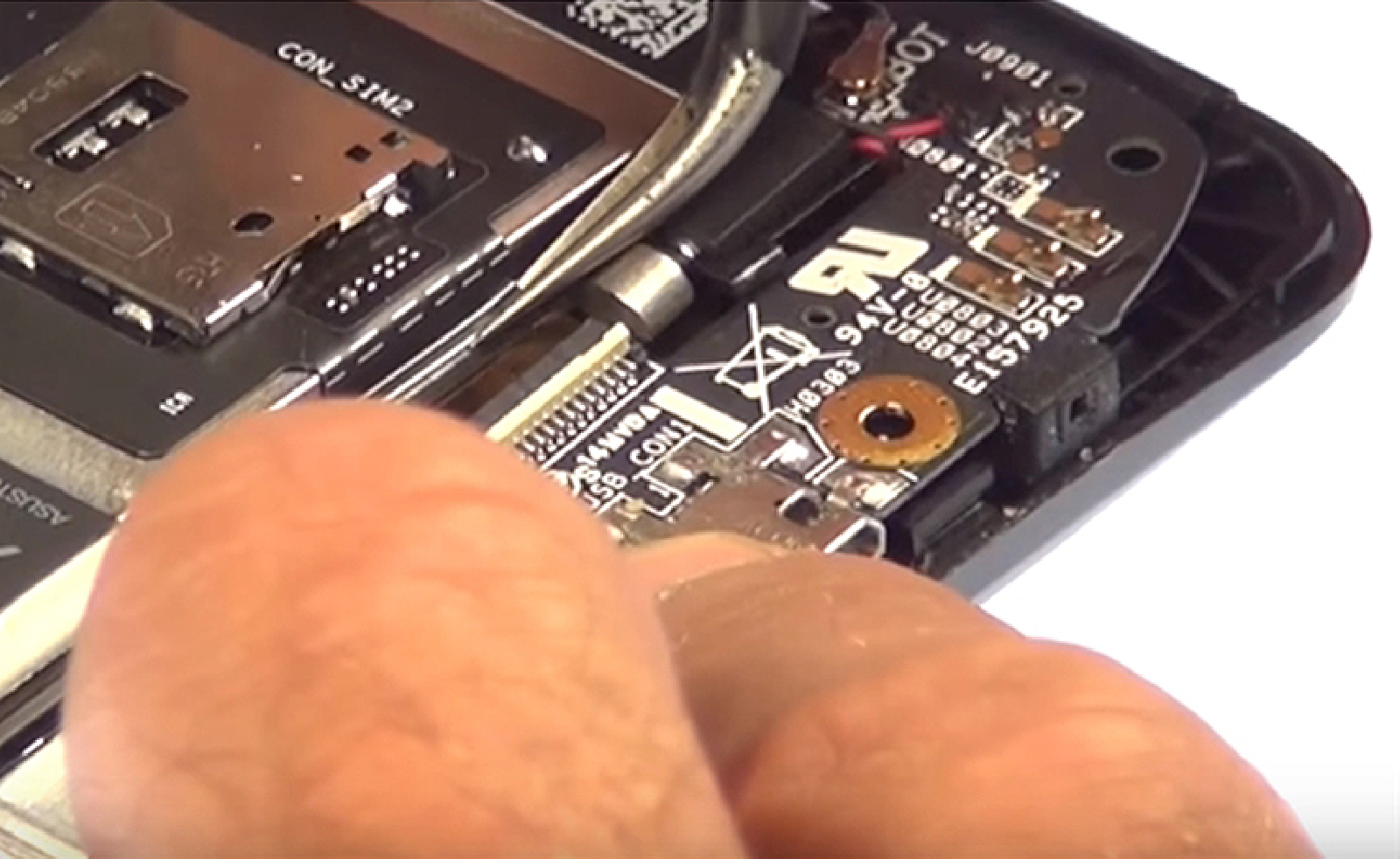 Changement d'écran (vitre+LCD) sur Zenfone 2 ZE550ML photo 3