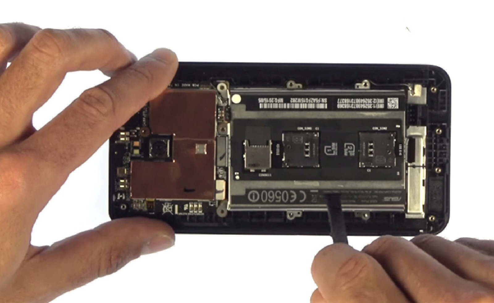 Changement d'écran (vitre+LCD) sur Zenfone 2 ZE550ML photo 1