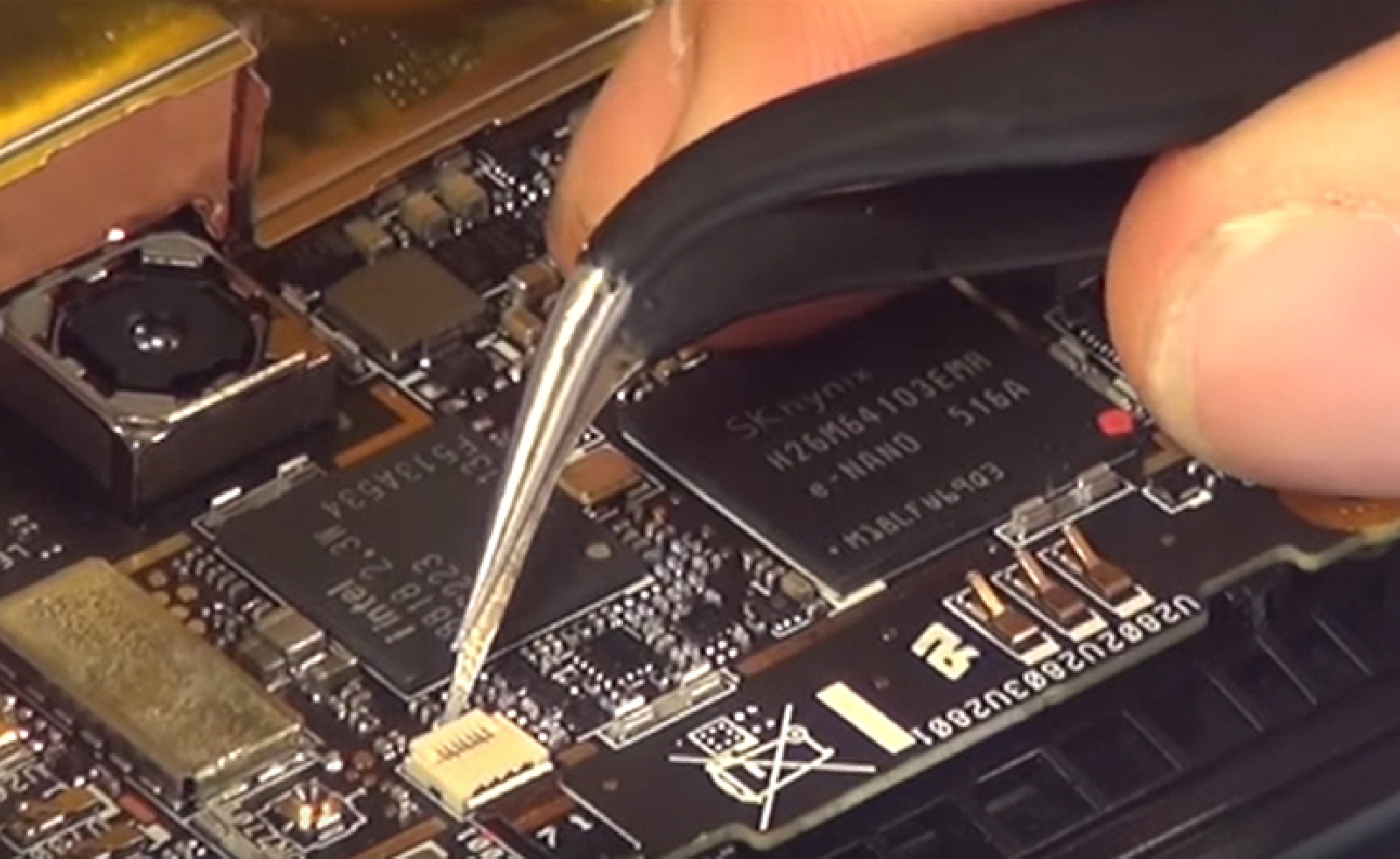 Changement d'écran (vitre+LCD) sur Zenfone 2 ZE550ML photo 2