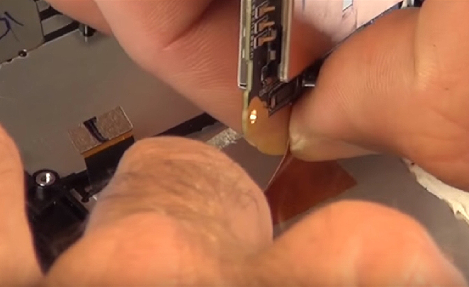 Changement d'écran (vitre+LCD) sur Zenfone 2 ZE550ML photo 2