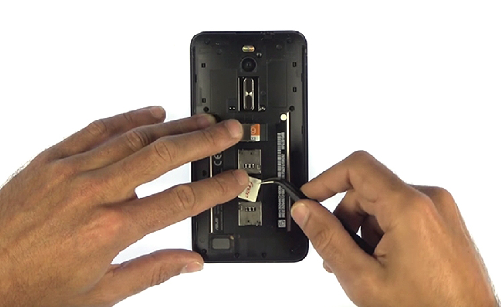 Changement du bloc d'écran (vitre+châssis+LCD) sur Zenfone 2 ZE551ML photo 1