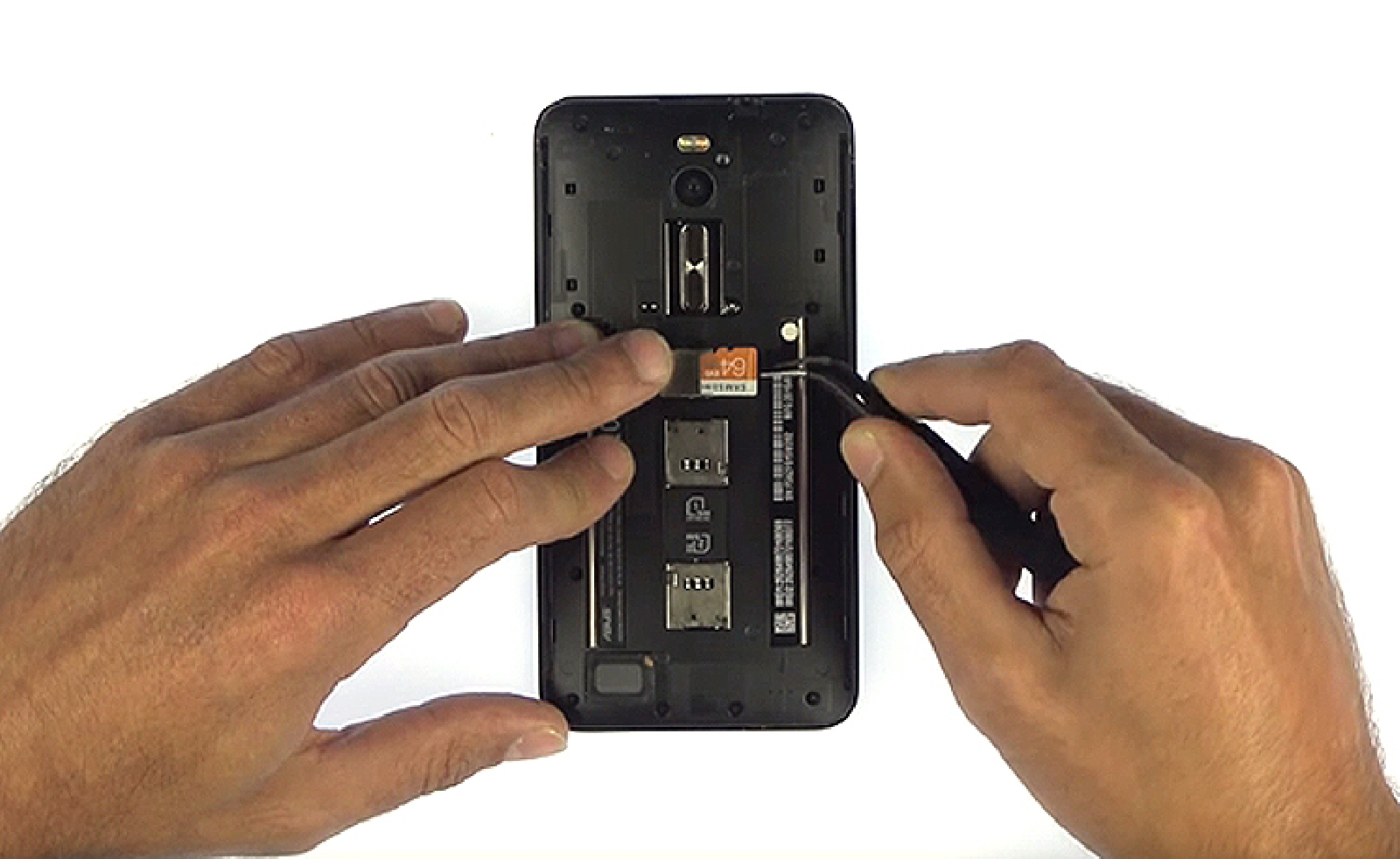 Changement du bloc d'écran (vitre+châssis+LCD) sur Zenfone 2 ZE551ML photo 2