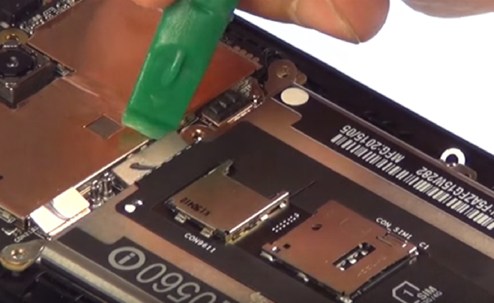 Changement du bloc d'écran (vitre+châssis+LCD) sur Zenfone 2 ZE551ML photo 2