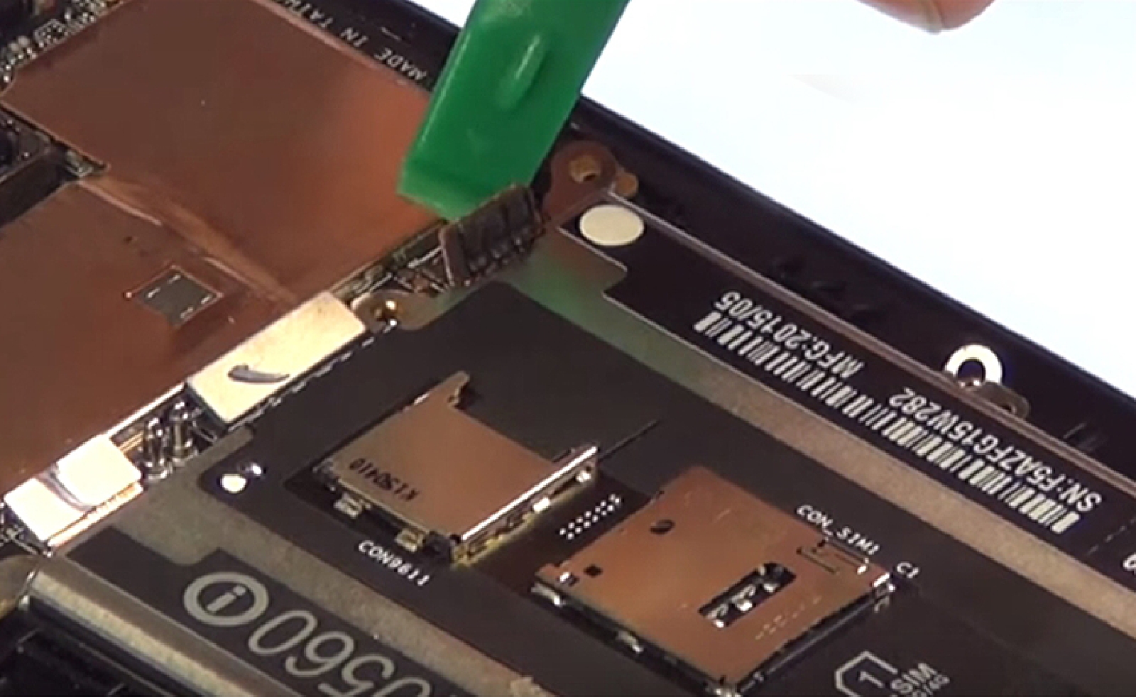 Changement du bloc d'écran (vitre+châssis+LCD) sur Zenfone 2 ZE551ML photo 1