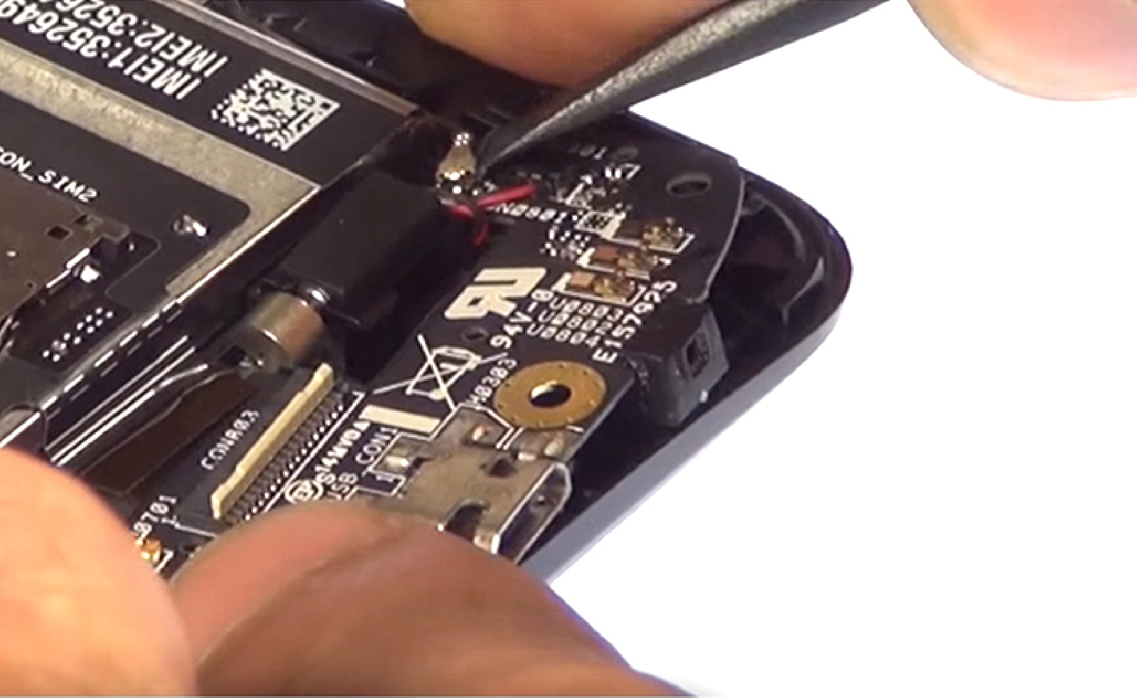 Changement du bloc d'écran (vitre+châssis+LCD) sur Zenfone 2 ZE551ML photo 2