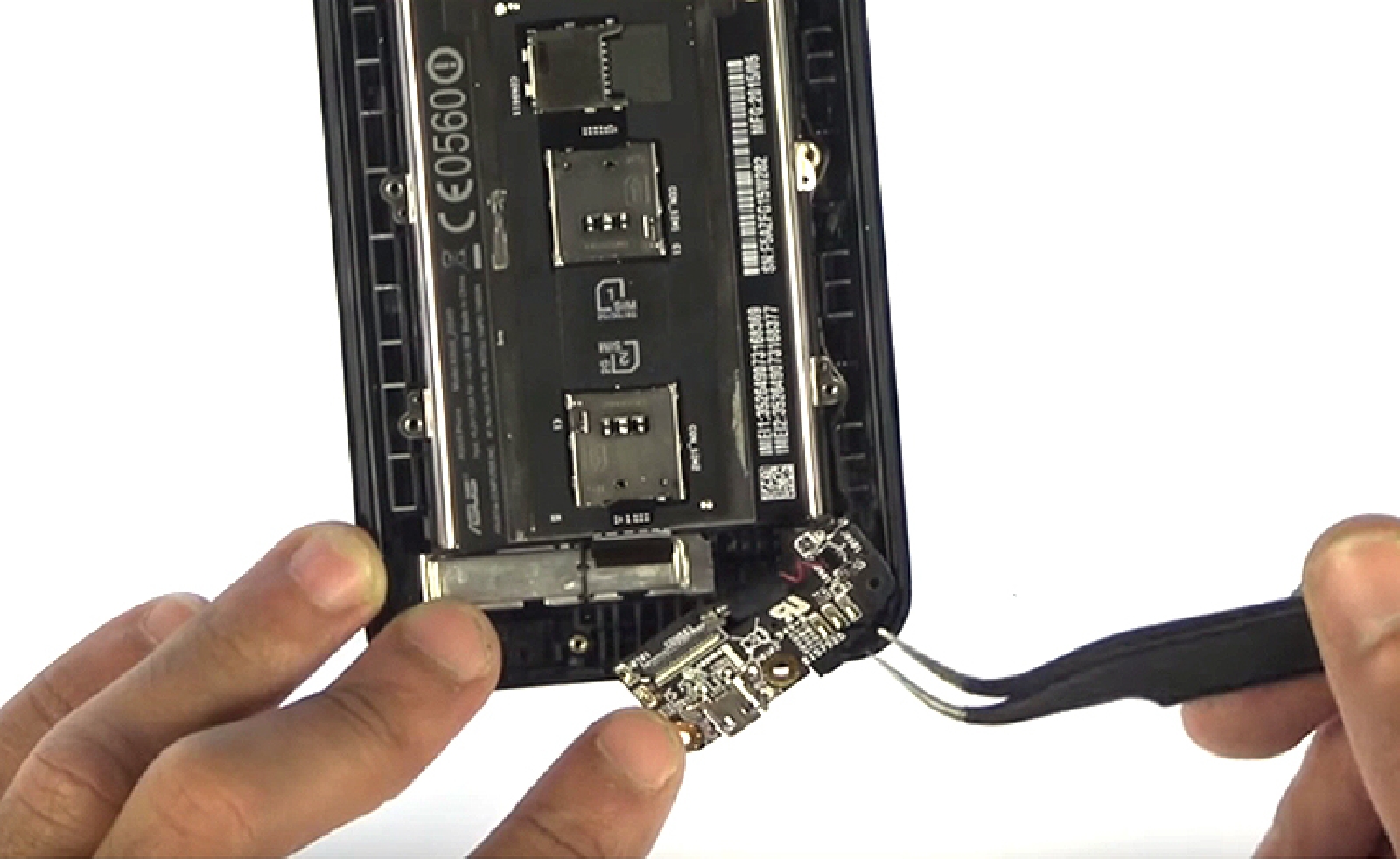 Changement du bloc d'écran (vitre+châssis+LCD) sur Zenfone 2 ZE551ML photo 3