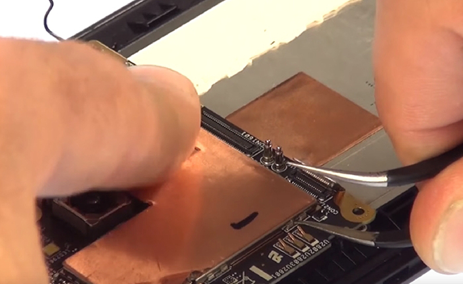 Changement d'écran (vitre+LCD) sur Zenfone 2 ZE551ML photo 1