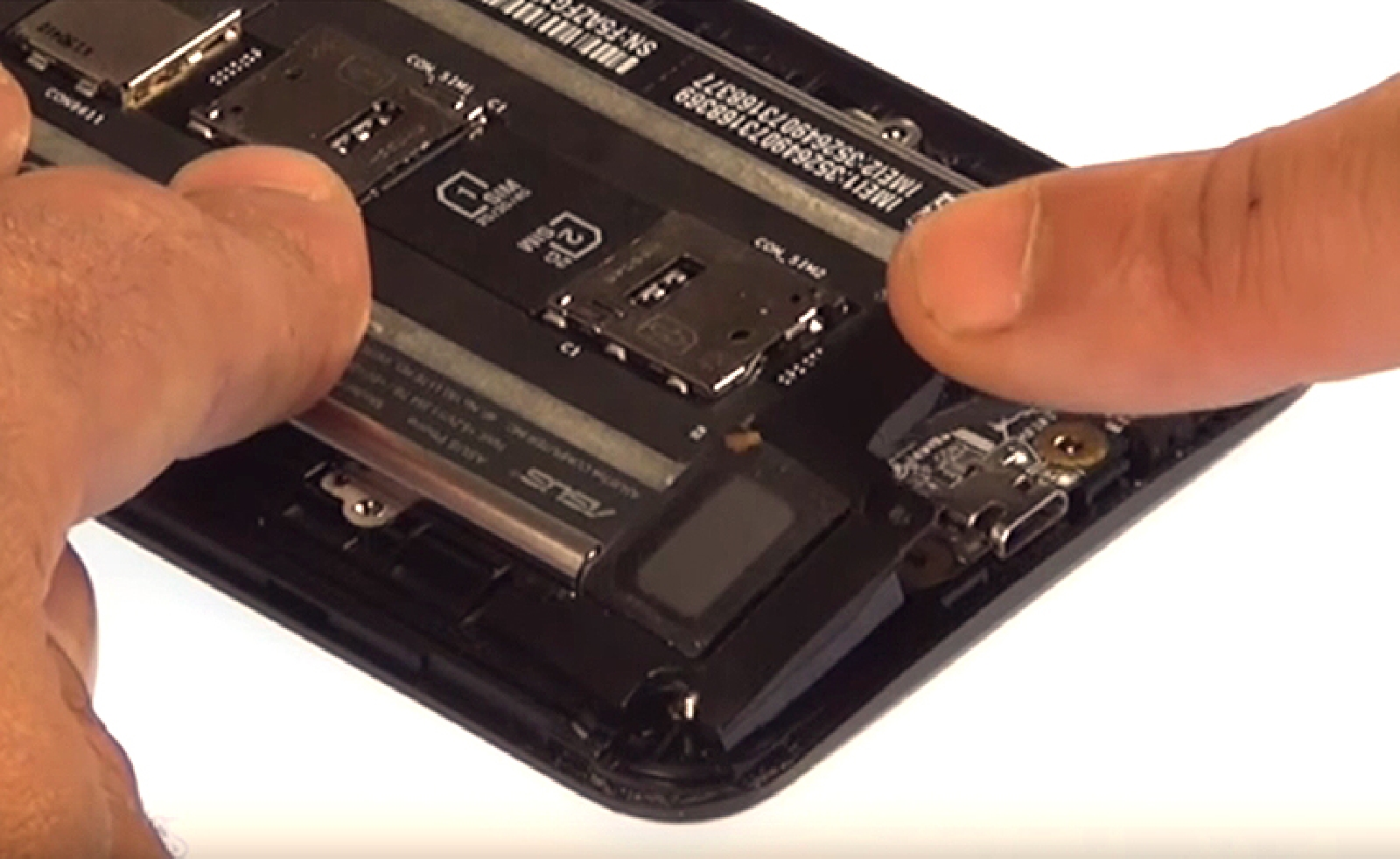 Changement de batterie sur Zenfone 2 ZE551ML photo 1