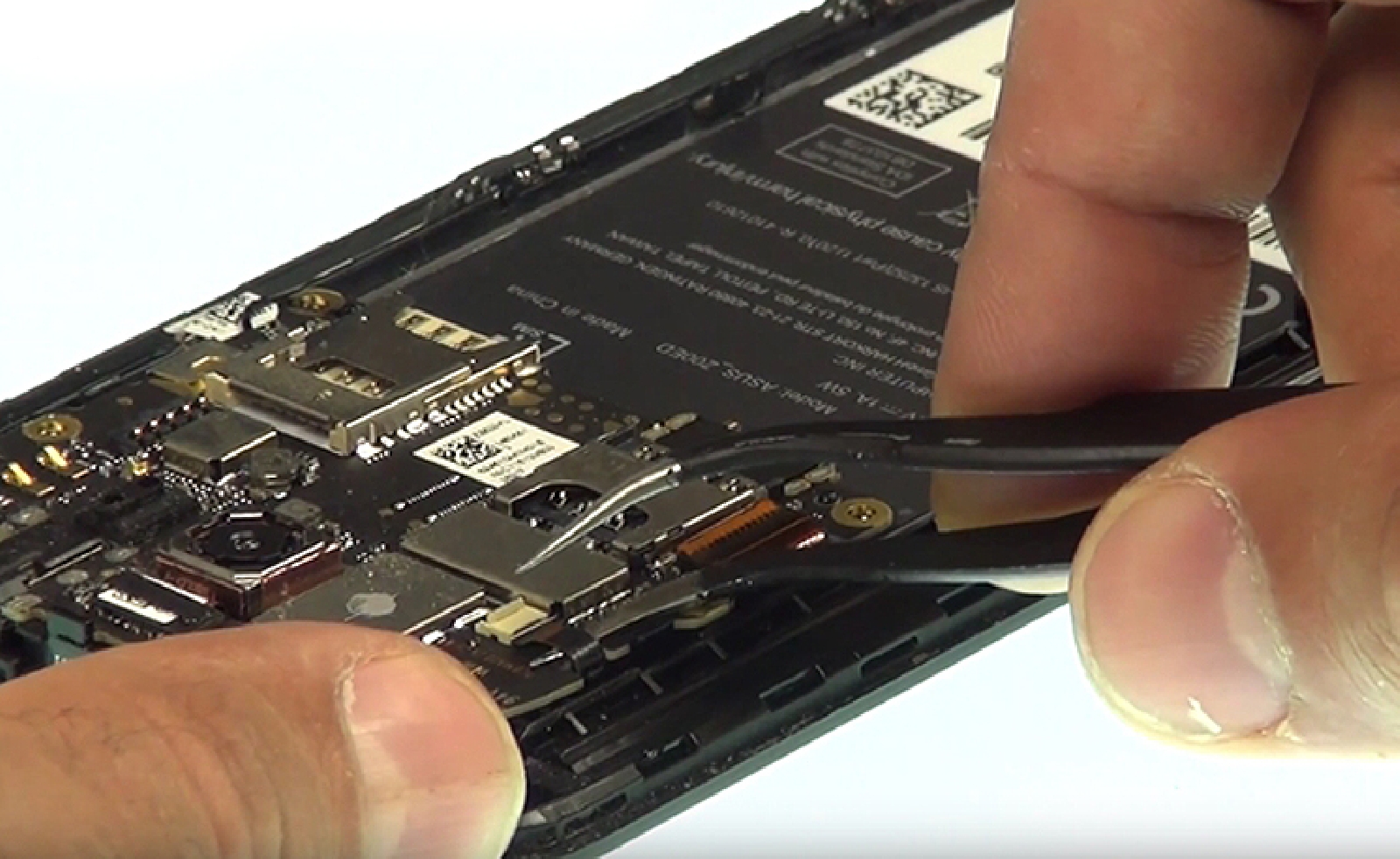 Changement d'écran (vitre+châssis+LCD) sur Zenfone 2 Laser ZE500KL photo 2