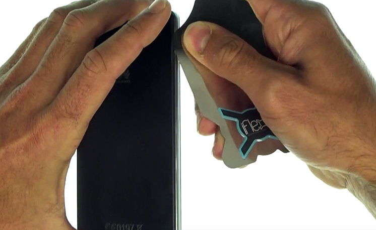 Changement d'écran (vitre+châssis+LCD) sur P8 Lite photo 1