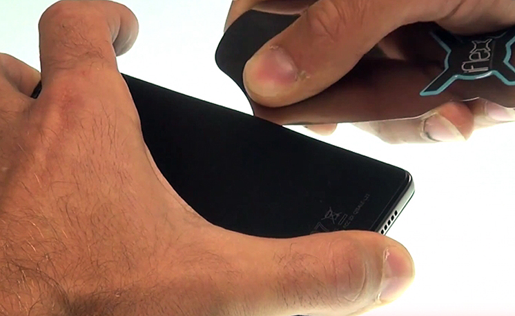 Changement d'écran (vitre+châssis+LCD) sur P8 Lite photo 1