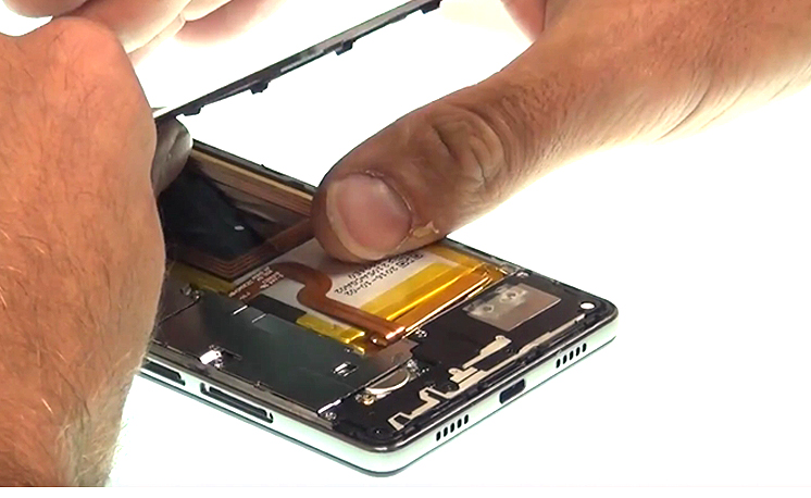 Changement d'écran (vitre+châssis+LCD) sur P8 Lite photo 1