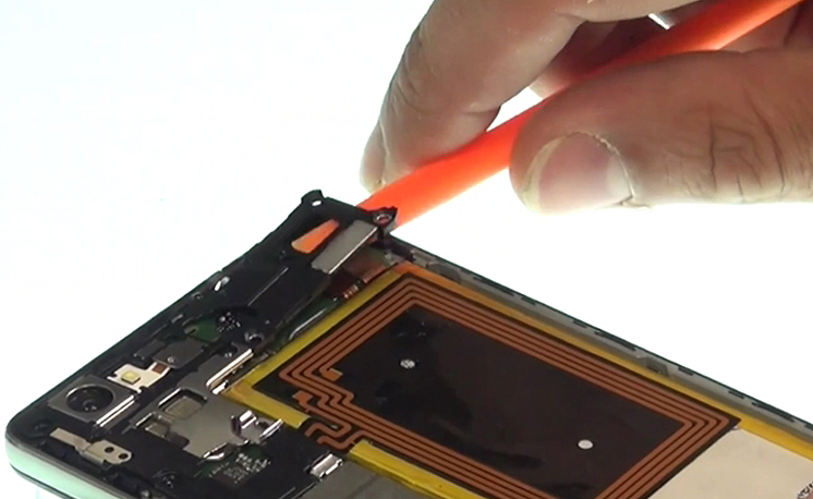 Changement d'écran (vitre+châssis+LCD) sur P8 Lite photo 1