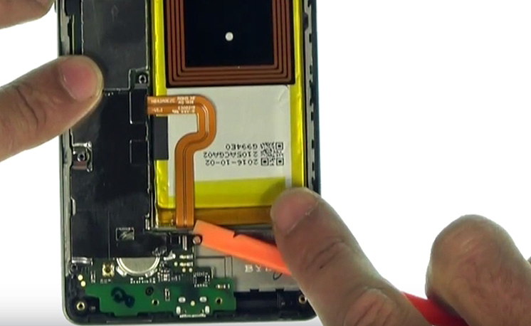 Changement d'écran (vitre+châssis+LCD) sur P8 Lite photo 1