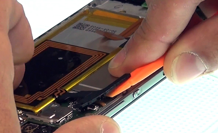 Changement d'écran (vitre+châssis+LCD) sur P8 Lite photo 1