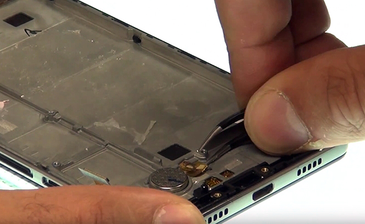 Changement d'écran (vitre+châssis+LCD) sur P8 Lite photo 1