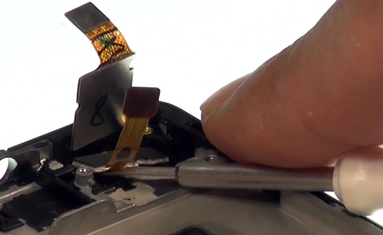 Changement d'écran (vitre+châssis+LCD) sur P8 Lite photo 1