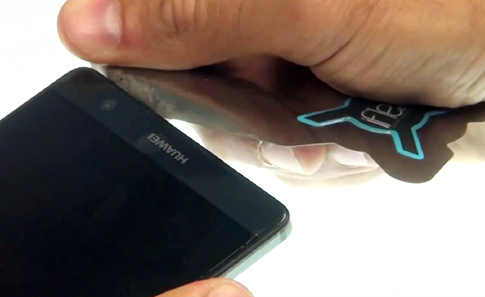 Changement d'écran (vitre+châssis+LCD) sur Mate 8 photo 2