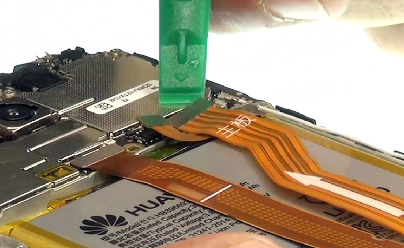 Changement d'écran (vitre+châssis+LCD) sur Mate 8 photo 2