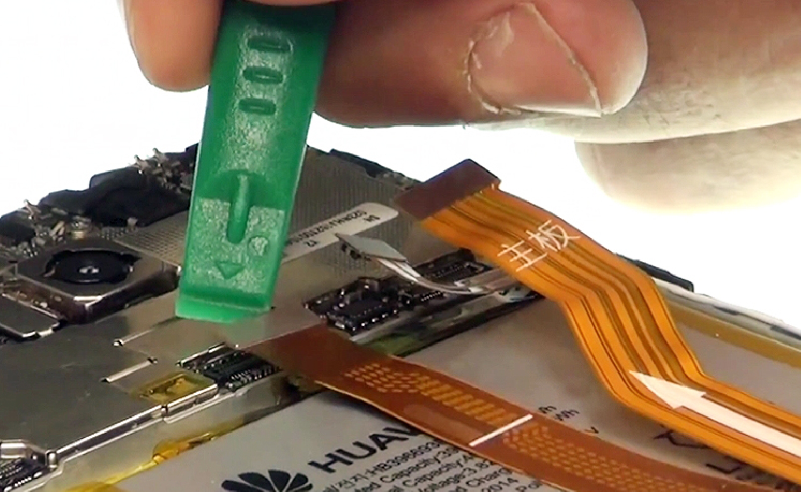 Changement d'écran (vitre+châssis+LCD) sur Mate 8 photo 4