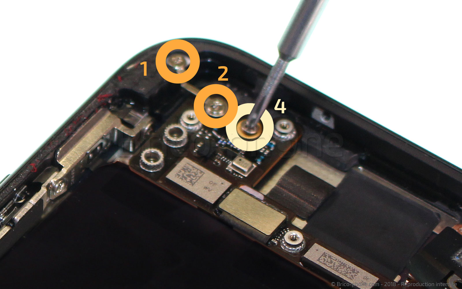 Désoxydation de la carte mère sur iPhone 8 Plus photo 3