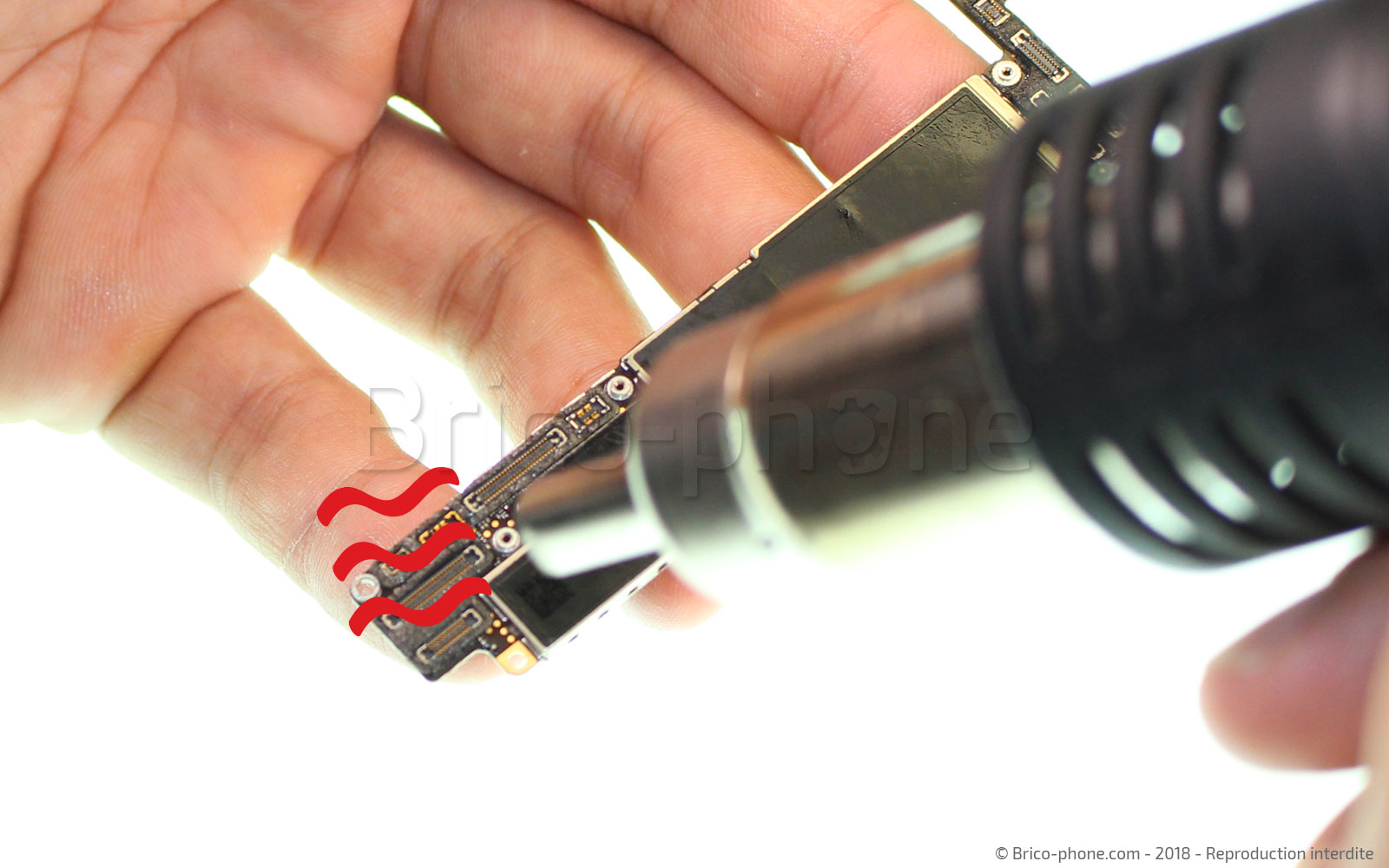 Désoxydation de la carte mère sur iPhone 8 Plus photo 2