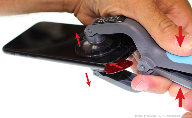Retrait de la carte mère pour effectuer une réparation ou une désoxydation sur iPhone 7 photo 2