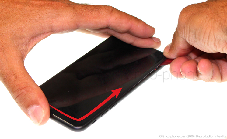 Retrait de la carte mère pour effectuer une réparation ou une désoxydation sur iPhone 7 photo 1