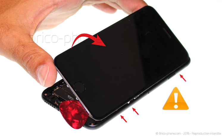 Retrait de la carte mère pour effectuer une réparation ou une désoxydation sur iPhone 7 photo 3