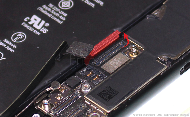 Retrait de la carte mère pour effectuer une réparation ou une désoxydation sur iPhone 7 photo 1