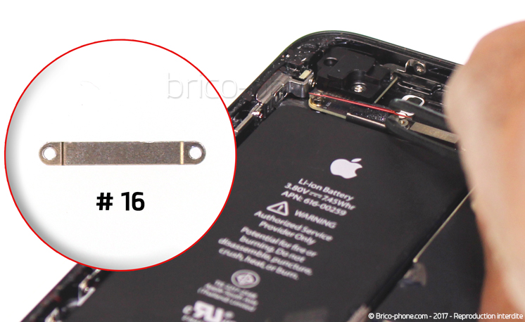 Retrait de la carte mère pour effectuer une réparation ou une désoxydation sur iPhone 7 photo 2